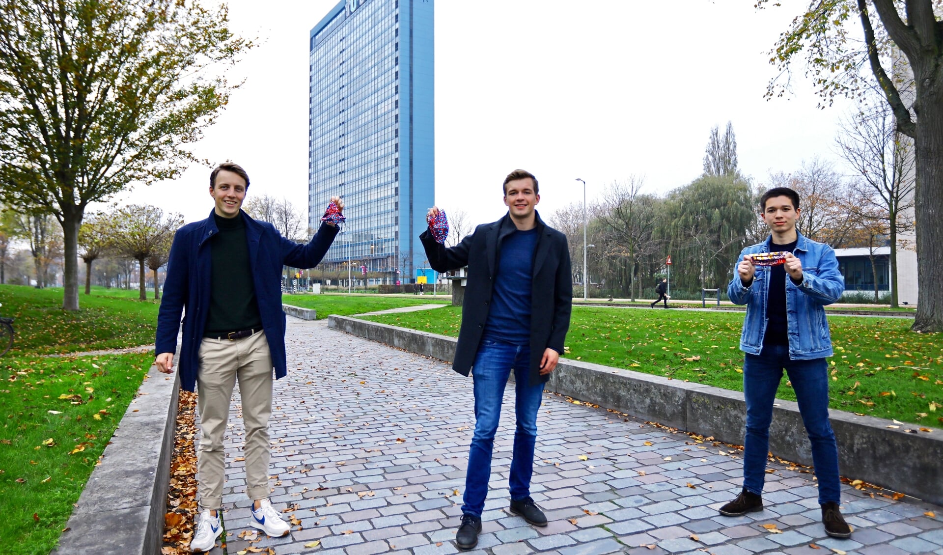 Studenten Laurens, Rolf en Tetsuo hopen met de verkoop van mondkapjes hun doelbedrag te behalen (Foto: Koos Bommelé)