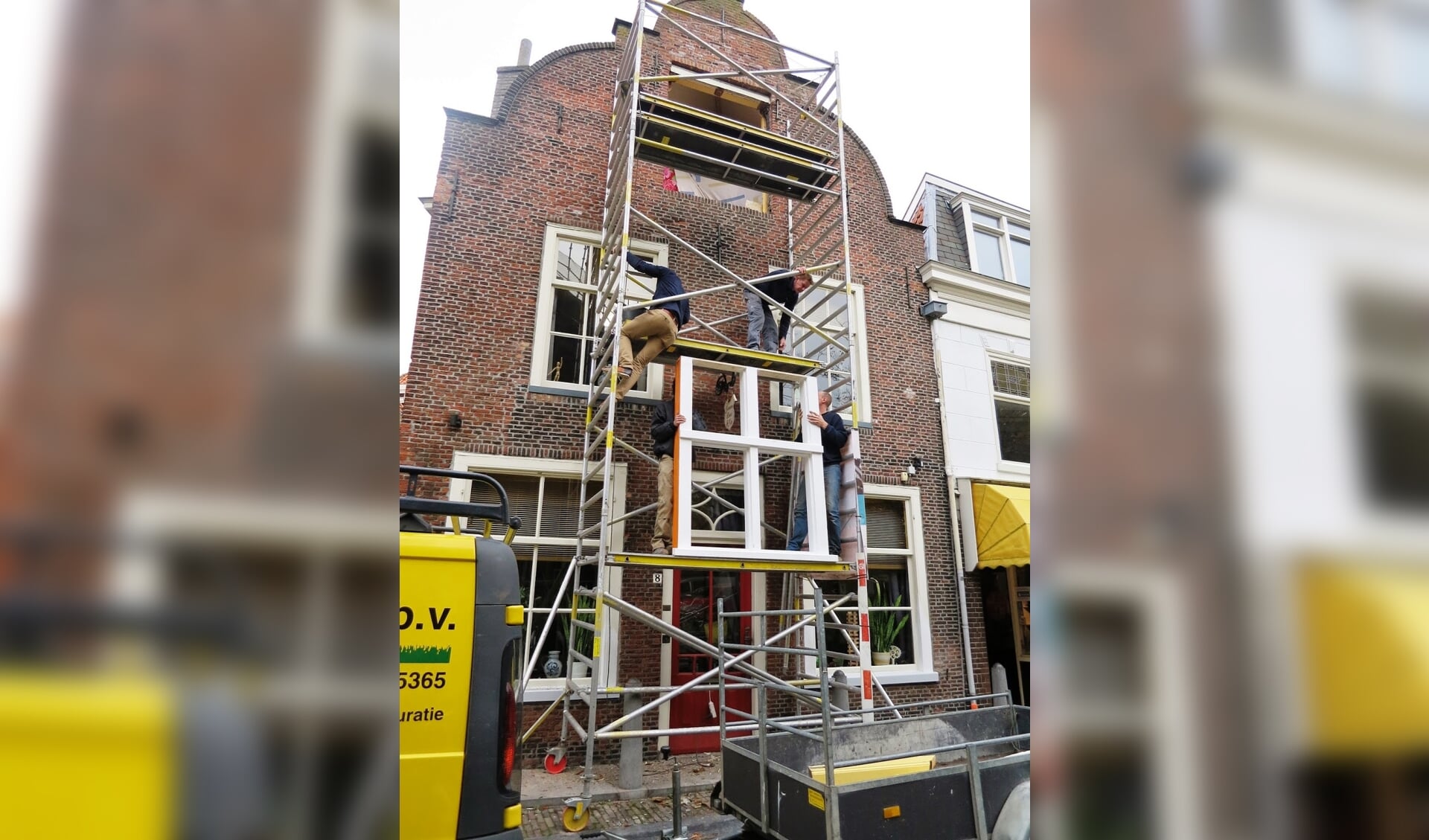 Gebroeders Mensert aan het werk op de steiger in de Delftse binnenstad.