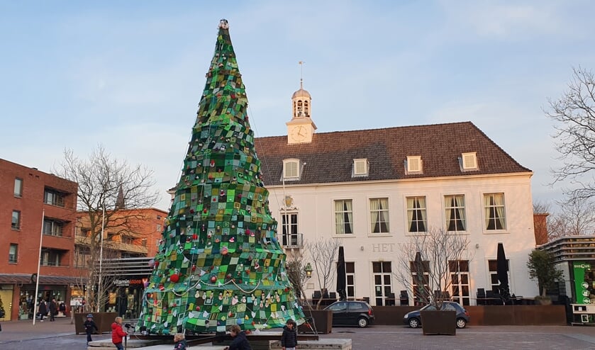 <p>De gehaakte kerstboom op het Raadhuisplein</p>  