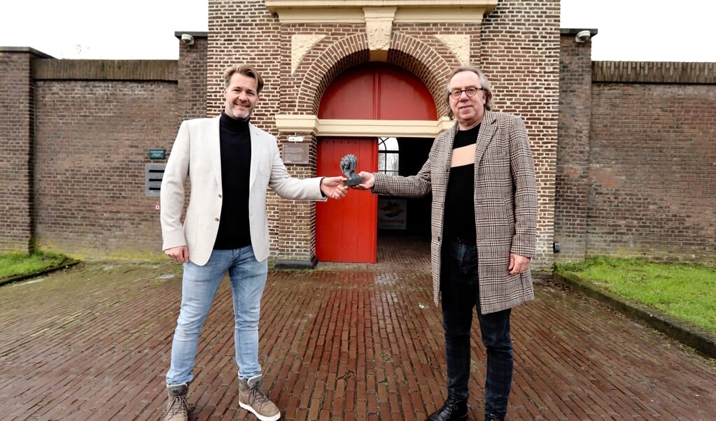 Dé Delftenaar van het Jaar 2020, René van Dijk (l), krijgt de prijs uitgereikt door Dé Delftenaar van het Jaar 2019, Jan van der Mast (r) (Foto: Koos Bommelé)