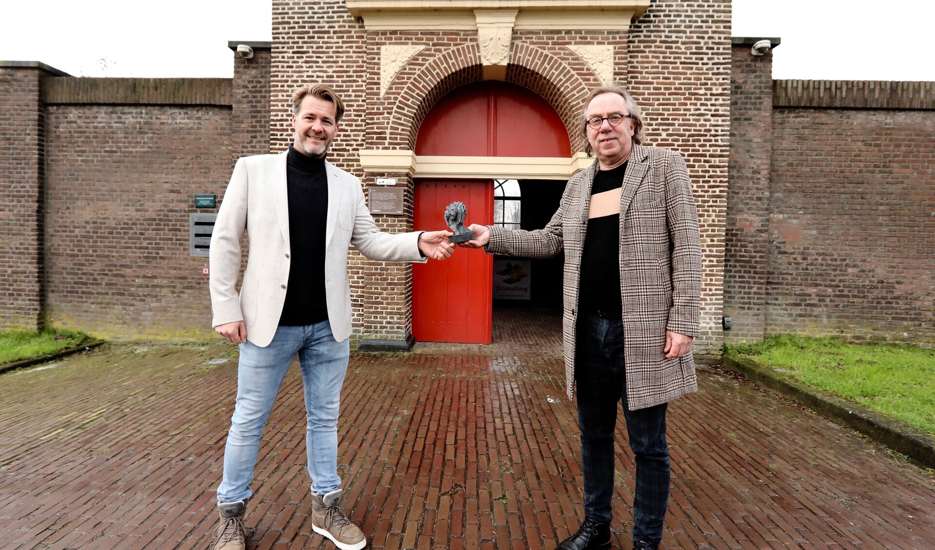 Dé Delftenaar van het Jaar 2020, René van Dijk (l), krijgt de prijs uitgereikt door Dé Delftenaar van het Jaar 2019, Jan van der Mast (r) (Foto: Koos Bommelé)