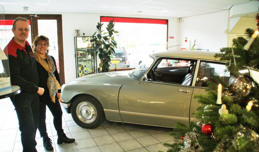 <p>Robert en Wilma Hekkema bij de technisch gerestaureerde DS,<br>een hobby van Robert zelf. (foto's: ML)</p>
