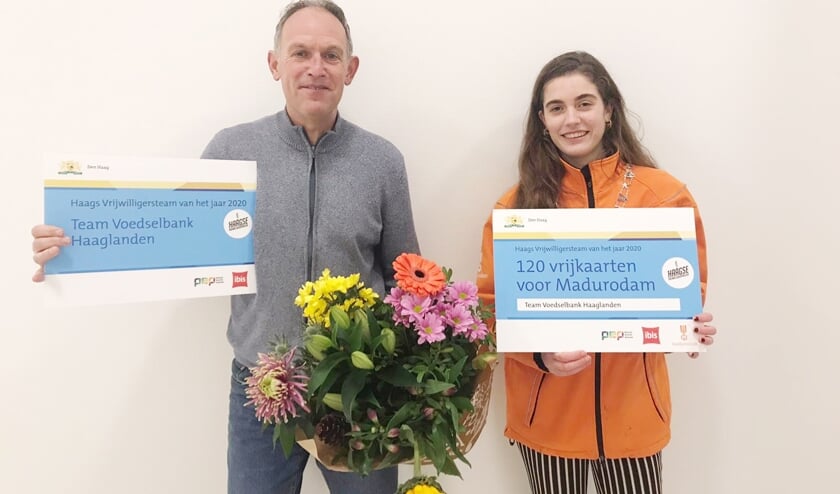 <p>Ana is de locoburgemeester van Madurodam en overhandigt 120 vrijkaartjes aan Marcel. Hij neemt dit namens Voedselbank Haaglanden in ontvangst.</p>
