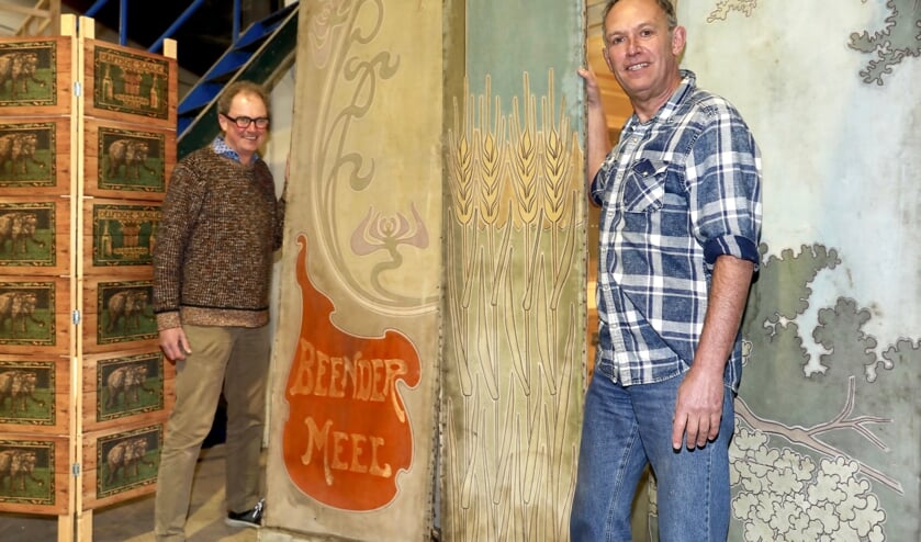 <p>Rob Trompper en Marcel van Dien met de 120 jaar oude panelen (Foto: Koos Bommelé)</p>