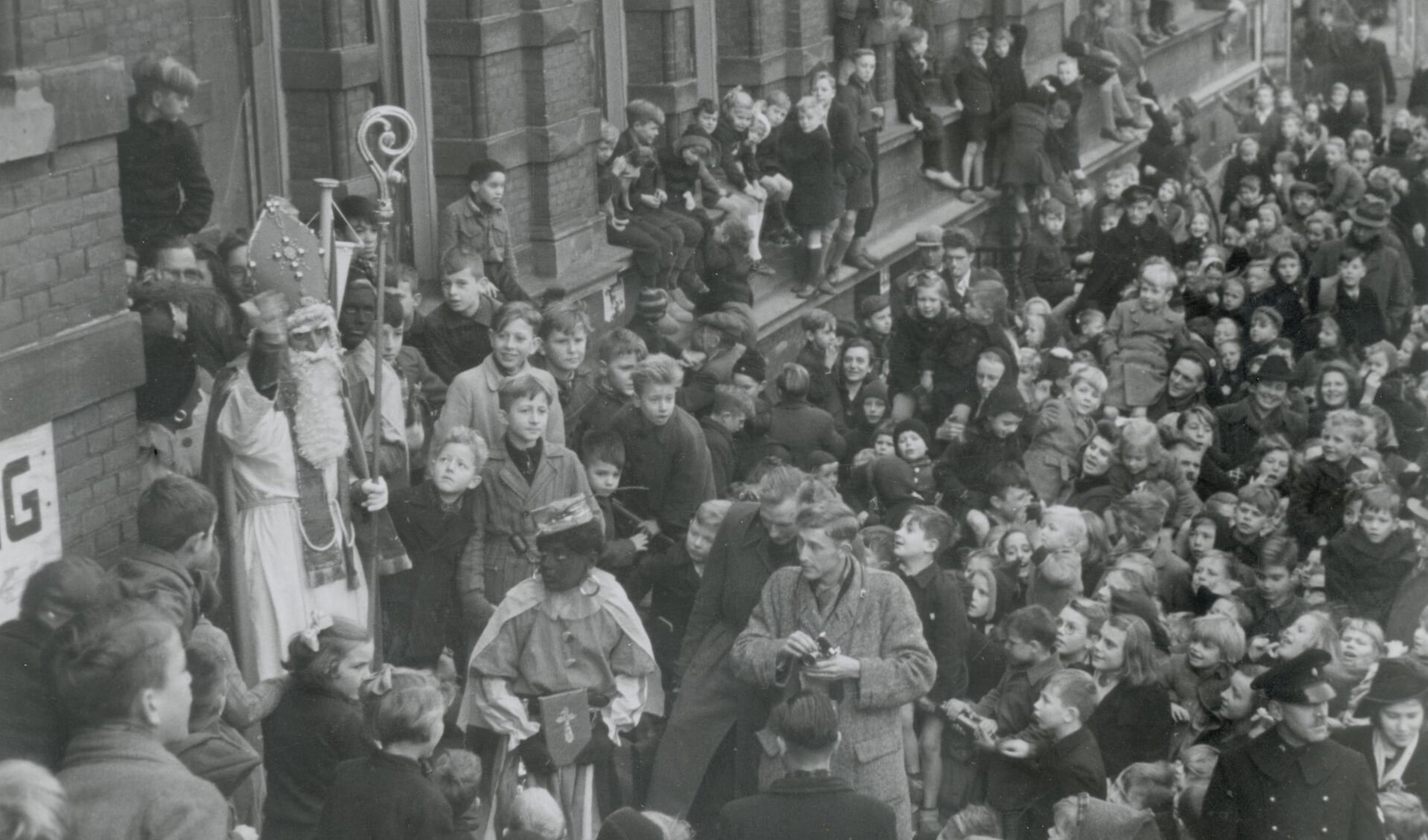 Sinterklaas komt aan op het station van Delft, 26 november 1945 (Foto: Van der Reijken)