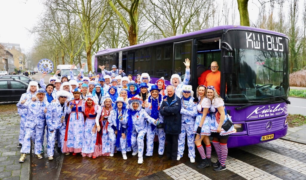 Delfts blauwe pakken voor 25-jarig jubileum Delftse vriendengroep (foto: Koos Bommelé)