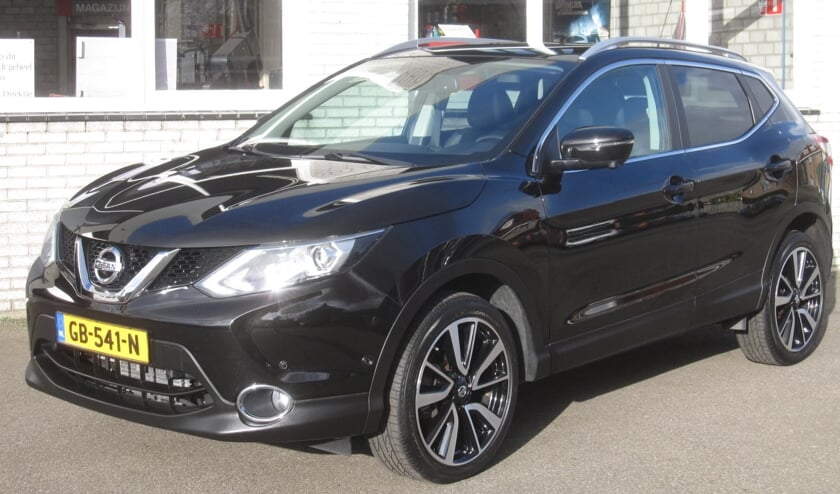 De zwart-metallic vijfdeurs SUV van Nissan als Top Occasion bij Auto Ruiter.