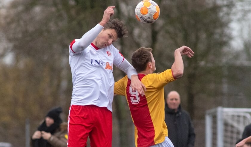 Wessel van Vliet (hier de bovenhangende partij in het kopduel) kende door een zware blessure een valse start bij Full Speed, maar knokte zich na zijn blessure snel in de basis van de koploper in de derde klasse. (foto: Roel van Dorsten)