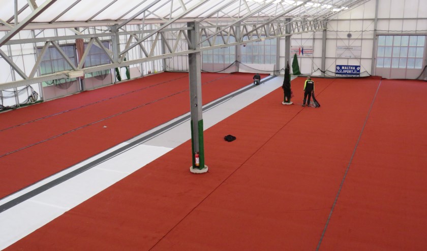 Er wordt aan de indoor tennisbaan van Tennisschool Koos Heiligers gewerkt