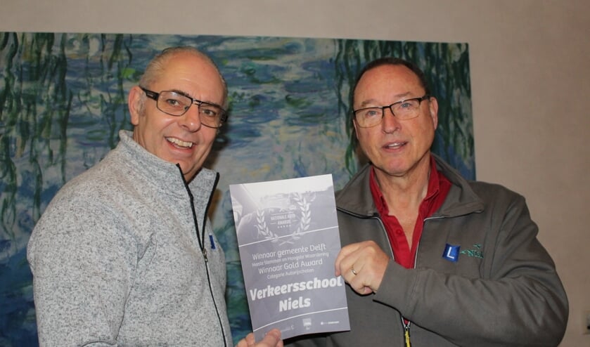 Henk (l) en Leo zijn trots op de Award, maar vooral blij met hun cursisten. (Foto: EvE)