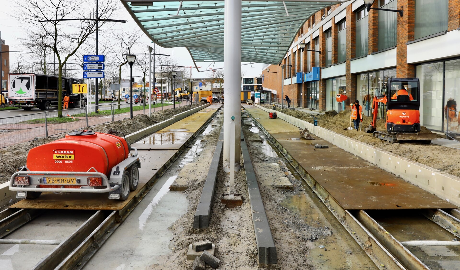 De recente werkzaamheden aan de ongebruikte trambaan leiden tot onbegrip (Foto: Koos Bommelé)