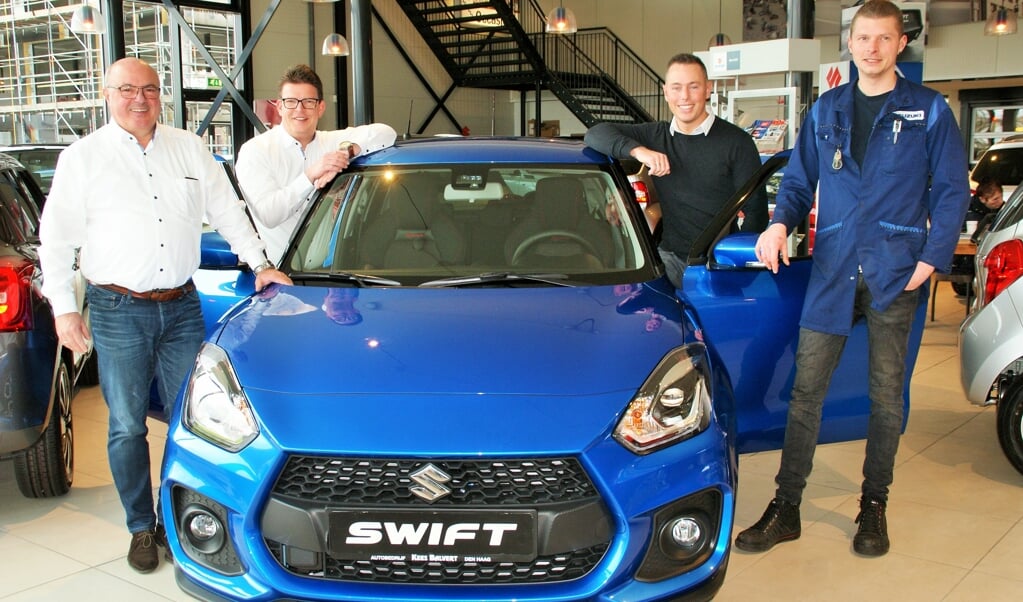 Het verkoopteam van Suzuki Kees Balvert heet u welkom in Ypenburg, met van links naar rechts Jos de Graaf, Wouter de Vos, Jordi Goulooze en Kevin Lamens. (foto:ML)