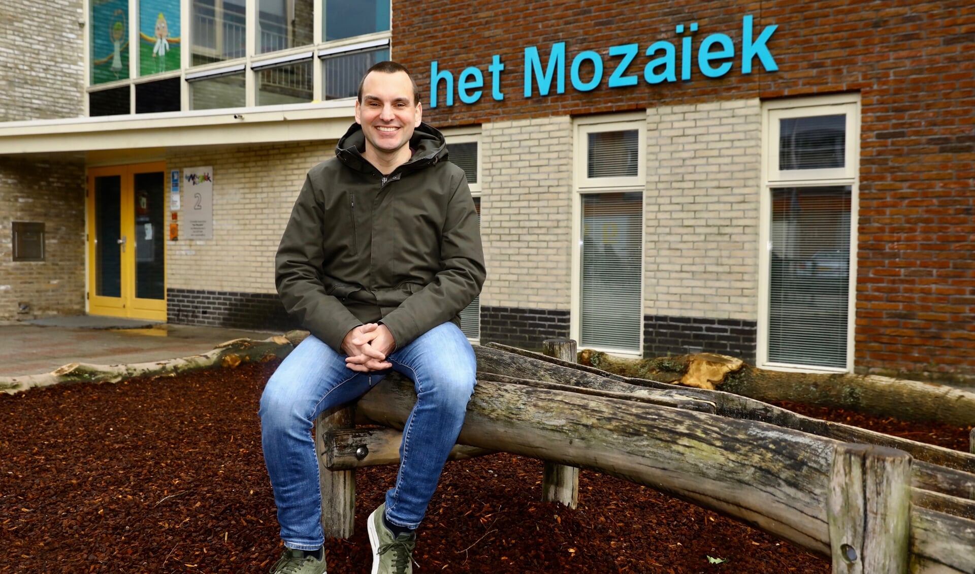 Roel van der Vossen voor de Delftse basisschool het Mozaïek. (FOTO: KOOS BOMMELE)  