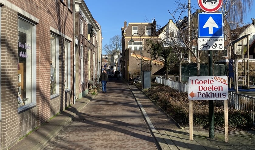 Het verkeersbord geeft aan dat de straat niet mag worden ingereden door vrachtwagens