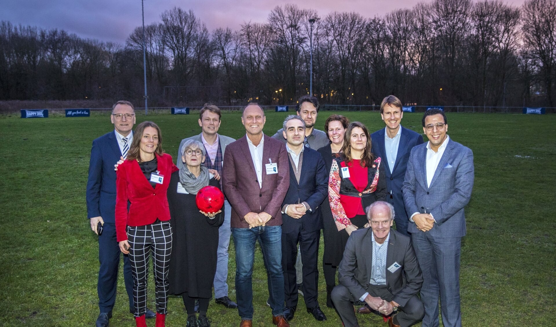 Wethouder Schrederhof (derde van links) omringd door vertegenwoordigers van de marktpartijen op het voormalige voetbalterrein. (foto: PR)