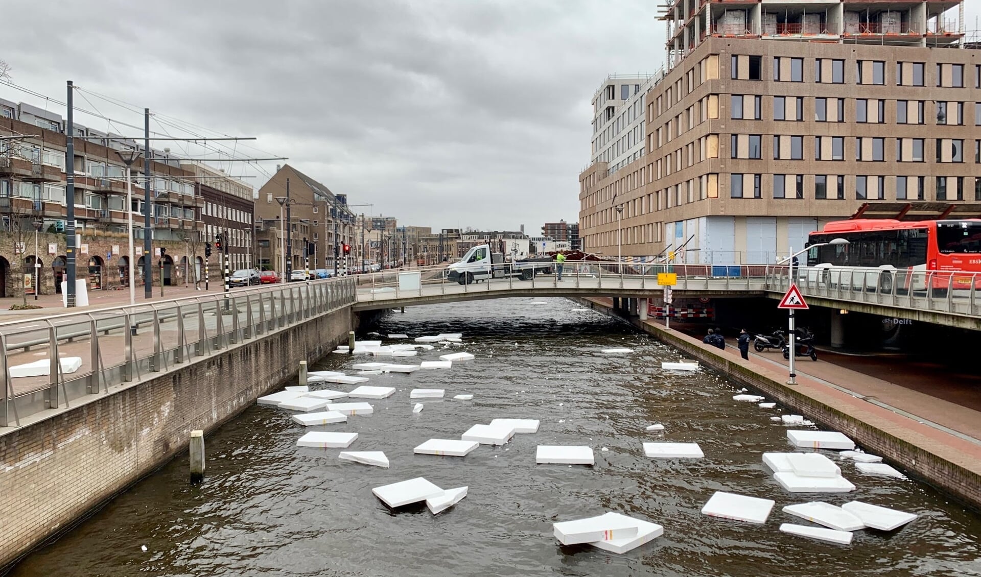 Grote stukken piepschuim belandde door storm Ciara in de Delfste gracht.