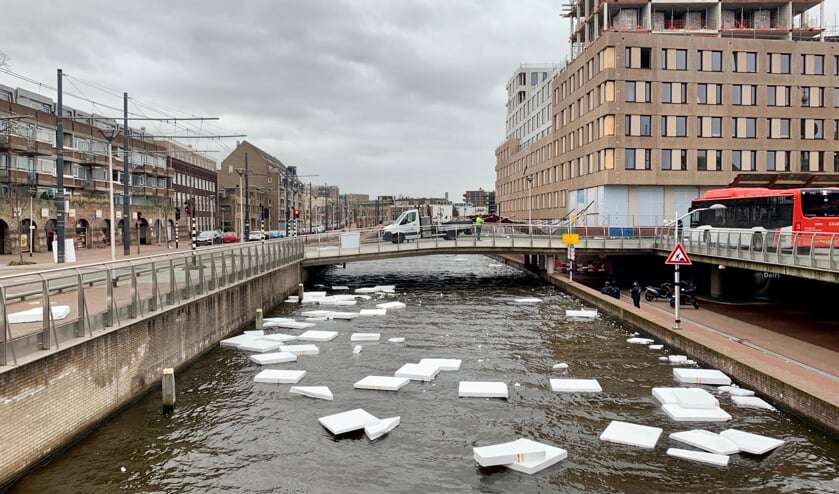 Grote stukken piepschuim belandde door storm Ciara in de Delfste gracht.