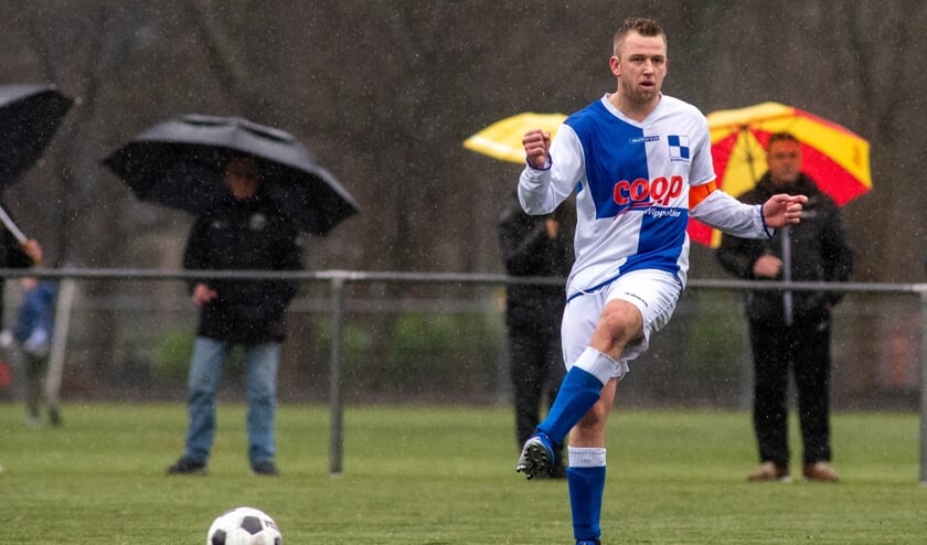 Mike Mesker, de trotse aanvoerder van Wippolder, heeft in het verleden voldoende aanbiedingen gekregen om zijn club te verlaten, maar verkiest het voetballen met zijn vrienden boven 'een paar centen'. (foto: Roel van Dorsten)