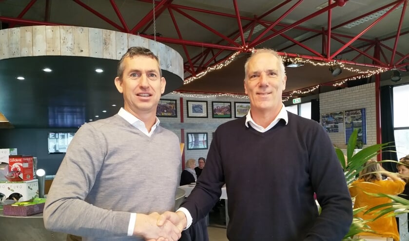 Mark-Paul Burgersdijk van Burgersdijk tennis en Peter van Haagen van Ring Pass Delft bij de ondertekening van het contract