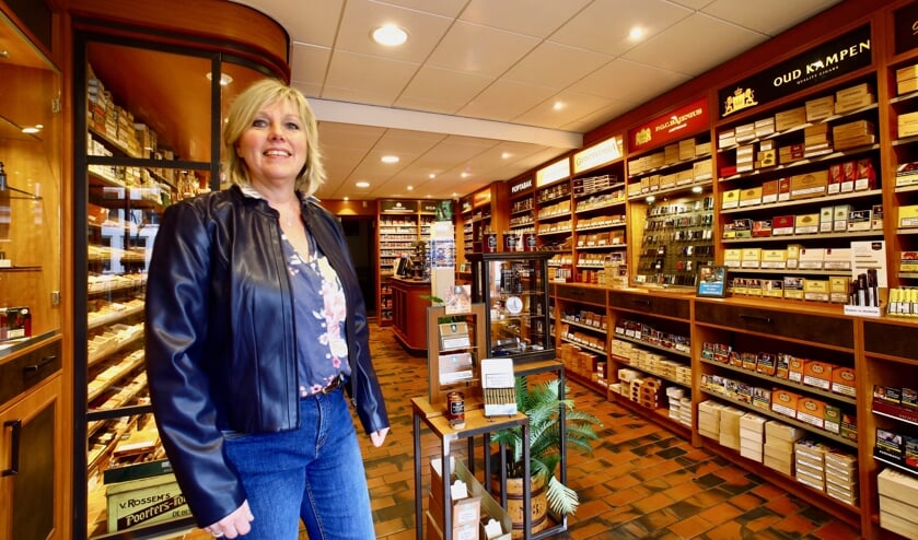 Marjolein is trots op haar tabaksspeciaalzaak (Foto: Koos Bommelé)