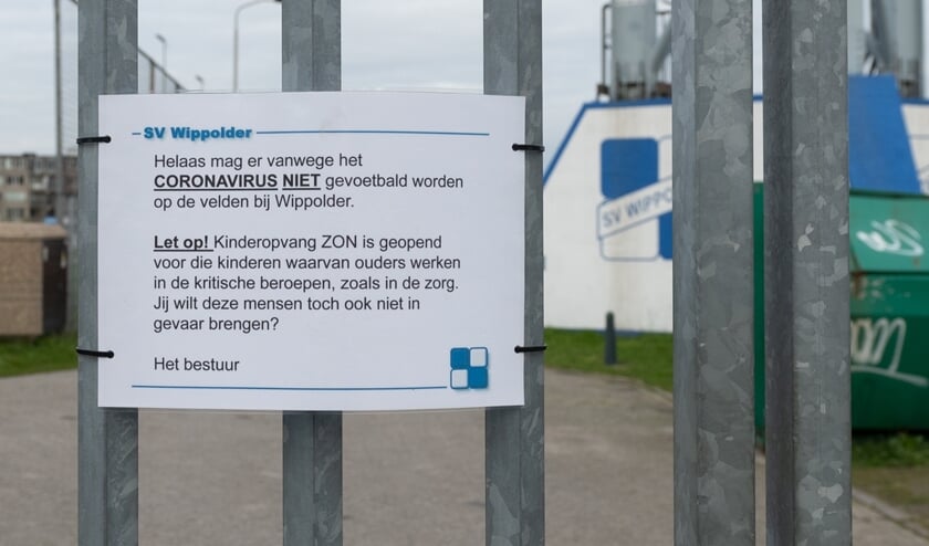 Het is even wennen, maar het terrein van Wippolder is in deze barre tijden alleen geopend voor de kinderopvang. Voetballers worden er weggestuurd door aanvoerder Mike Mesker... (foto: Roel van Dorsten)
