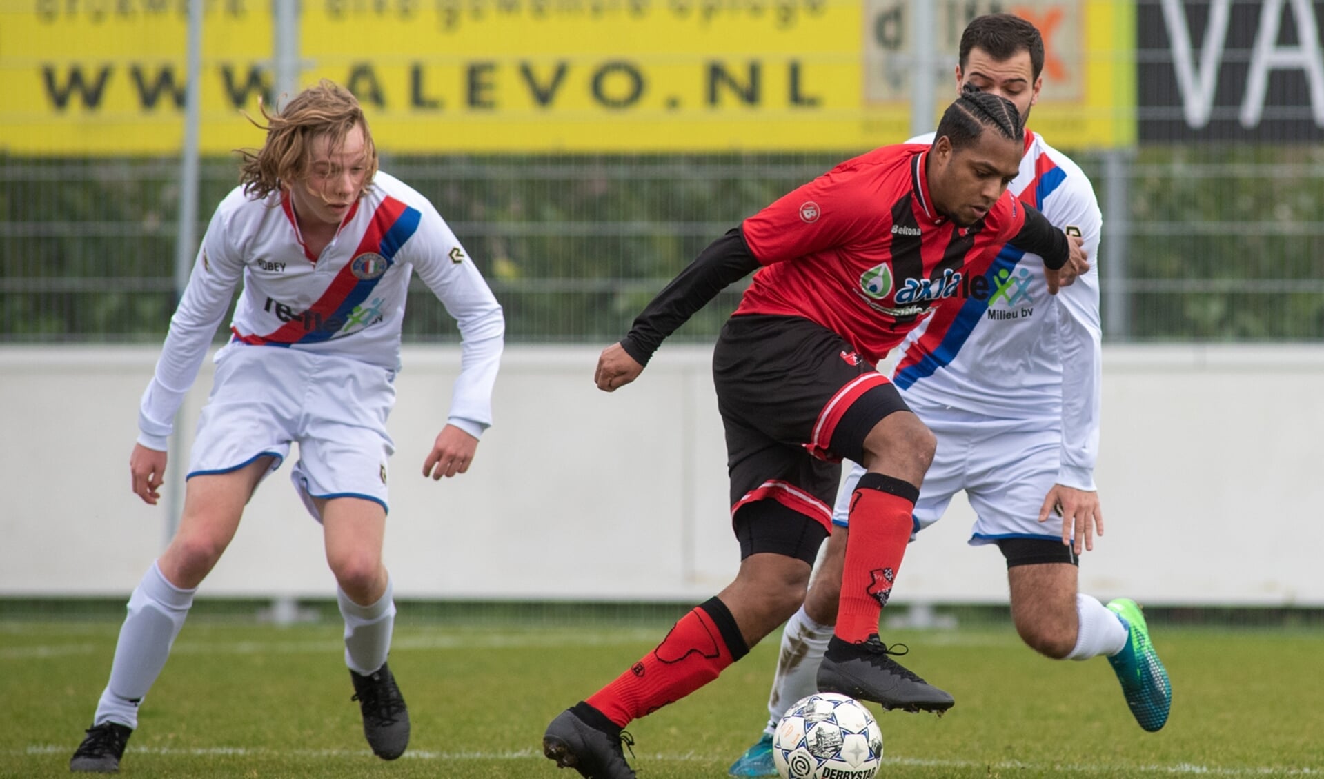 Denzel dos Santos was ook afgelopen weekend met zijn balvastheid een goed aanspeelpunt en de spil in de aanval van Vitesse Delft en een plaag voor de verdediging van Charlois. (foto: Roel van Dorsten) 