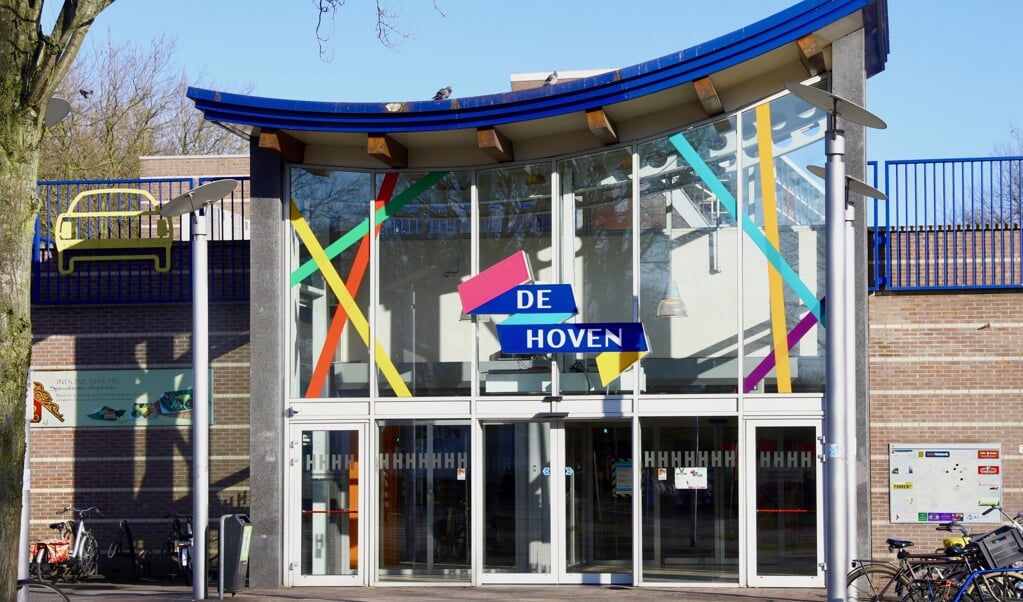 De ingang van winkelcentrum De Hoven Passage (foto: Koos Bommelé)