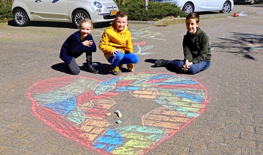 Kinderen stoepkrijten voor verzorgingshuis van oma (foto: Koos Bommelé)