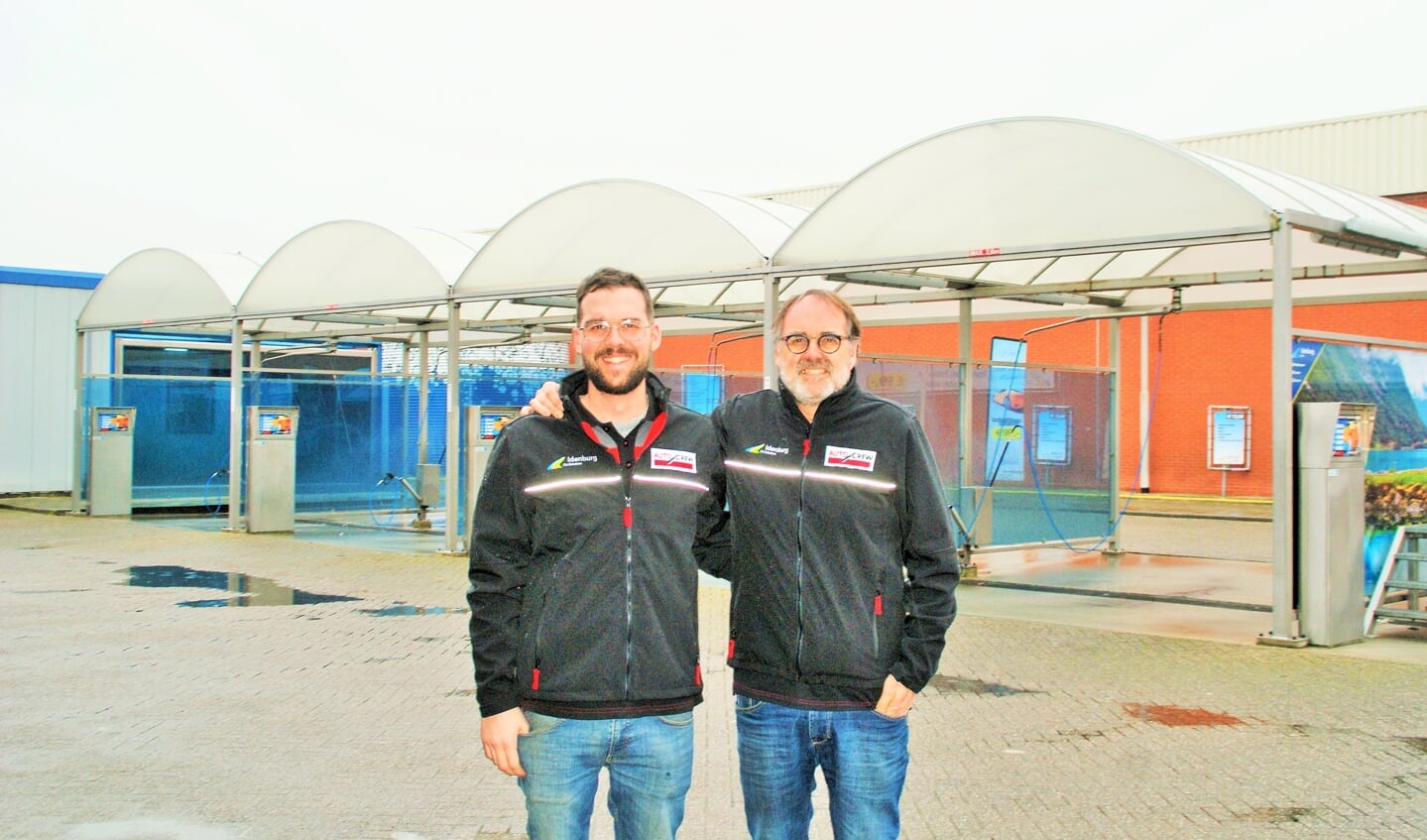 Erik en Martin Idenburg op het terrein van Idenburg Car Solutions aan de Schieweg (foto: Martijn Linthorst).