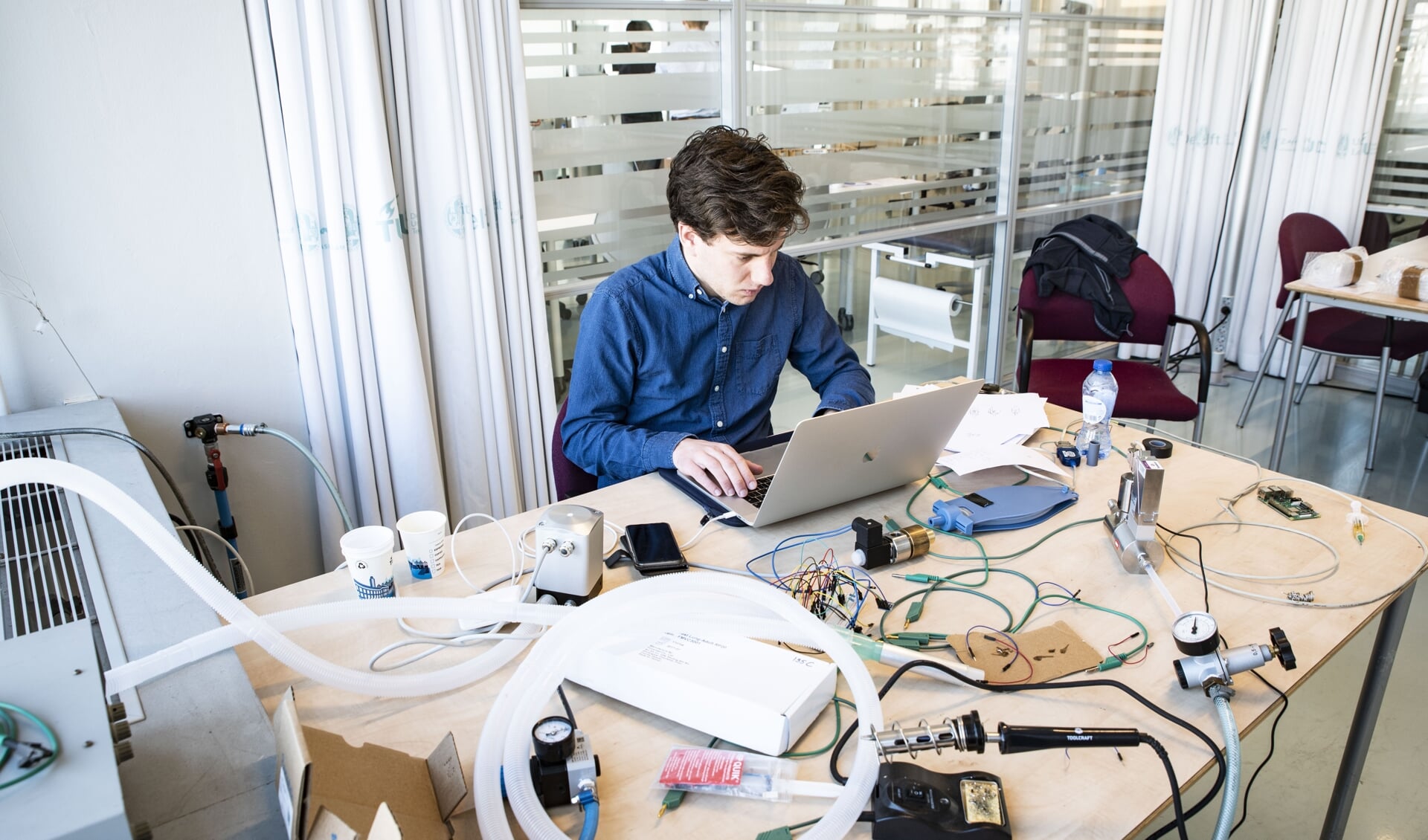 De studenten van de TU Delft werken hard aan de realisatie van beademingsapparatuur