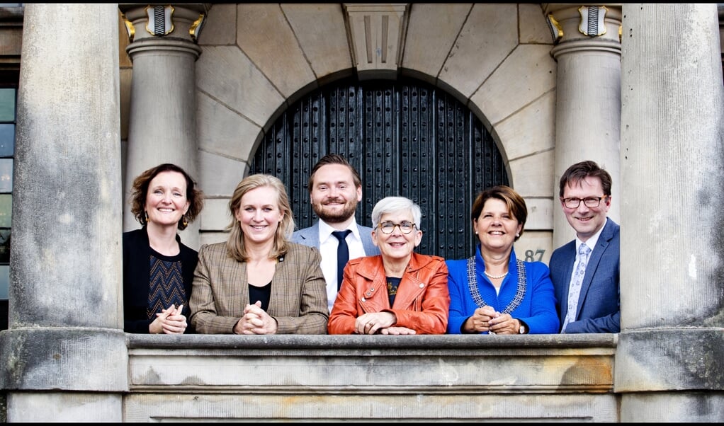 Het college van Delft, met vanaf links Martina Huijsmans (D66), Hatte van der Woude (VVD), Bas Vollebregt (STIP), Karin Schrederhof (PvdA), Marja van Bijsterveldt en Stephan Brandligt (GroenLinks)