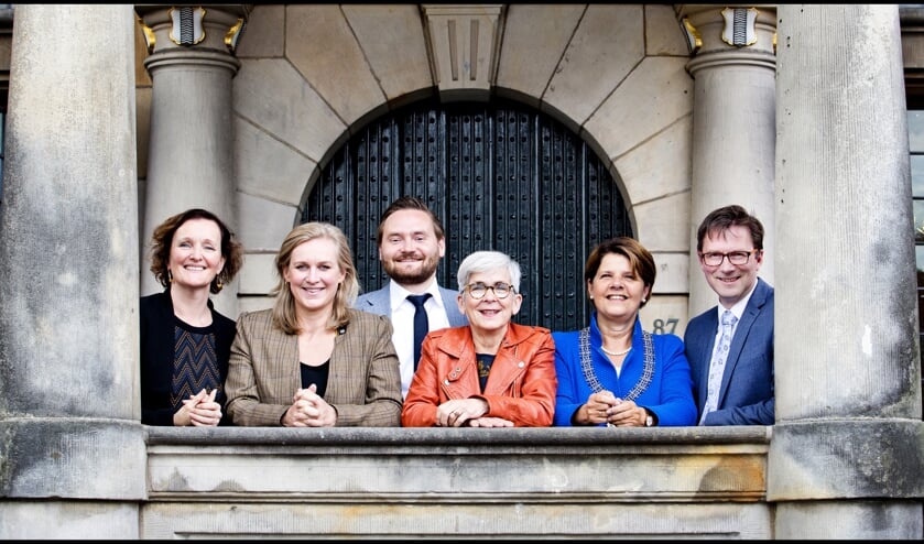 Het college van Delft, met vanaf links Martina Huijsmans (D66), Hatte van der Woude (VVD), Bas Vollebregt (STIP), Karin Schrederhof (PvdA), Marja van Bijsterveldt en Stephan Brandligt (GroenLinks)