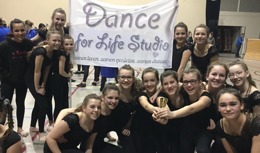 De meiden van Dance for Life Studio in betere tijden, tijdens een wedstrijd die wél door kon gaan