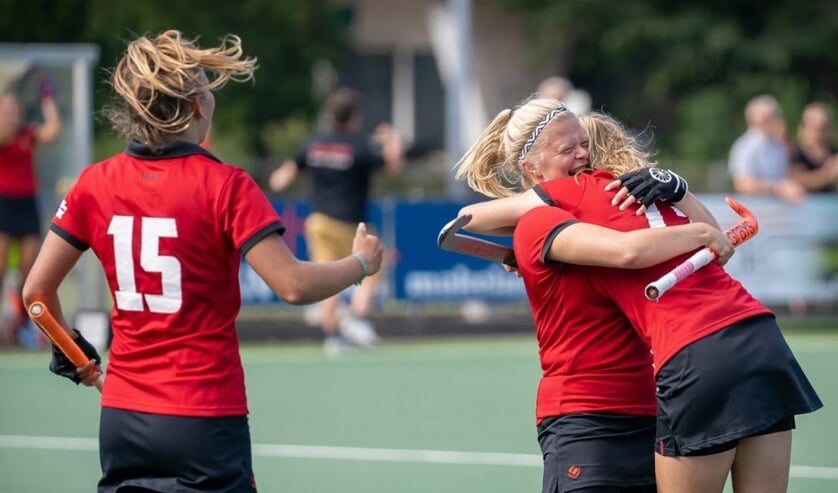 Topscoorders Mies en Lisa omhelzen elkaar na doelpunt Lustrumwedstrijd (foto: Imedion Fotografie)