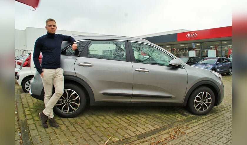 Verkoopadviseur Mike Broeder bij de Top Occasion van deze maand,de Kia Niro Dynamic line.
