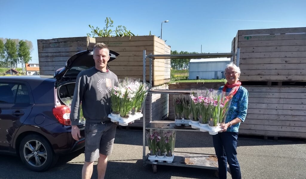 Vrijwilligers van het Inloophuis Debora steken gasten een hart onder de riem met mooie bloemen