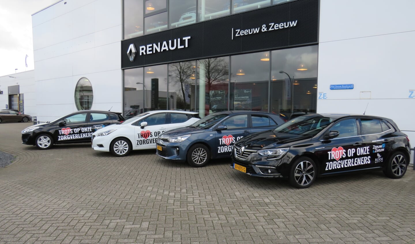 De ter beschikking gestelde stilstaande auto's op het terrein van
Zeeuw & Zeeuw n Delfgauw.