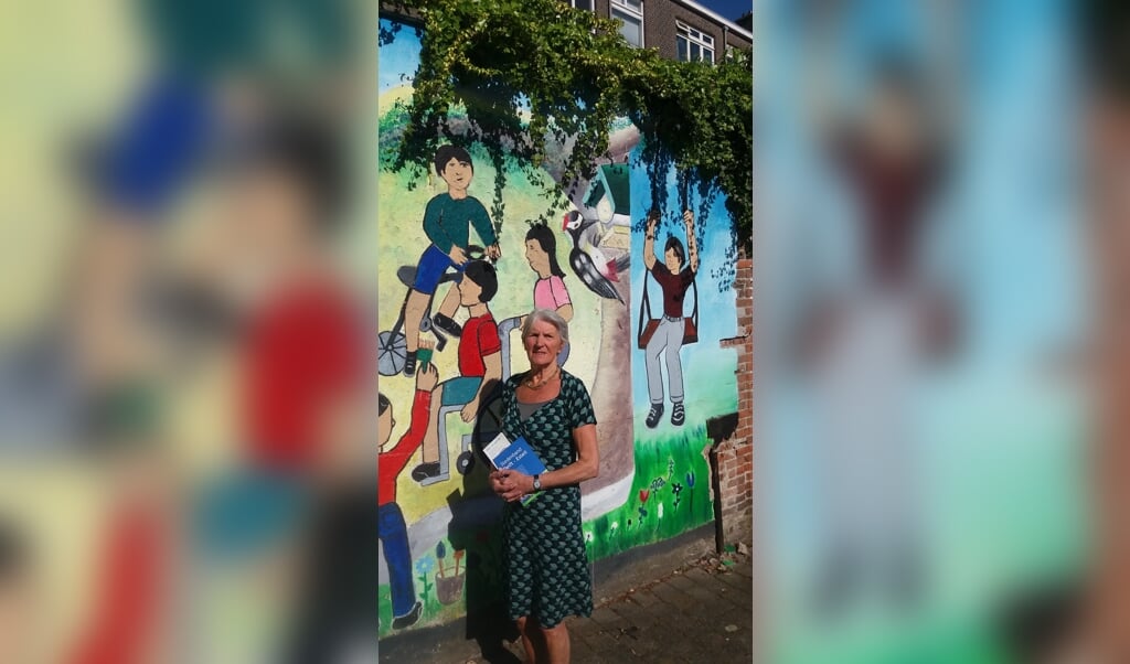 Annick de Bruin voor een muurschildering over kinderrechten 