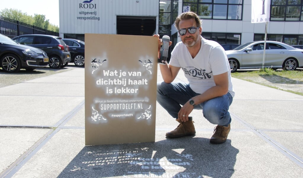 René van Dijk met een 'Support Delft'- krijtmal
