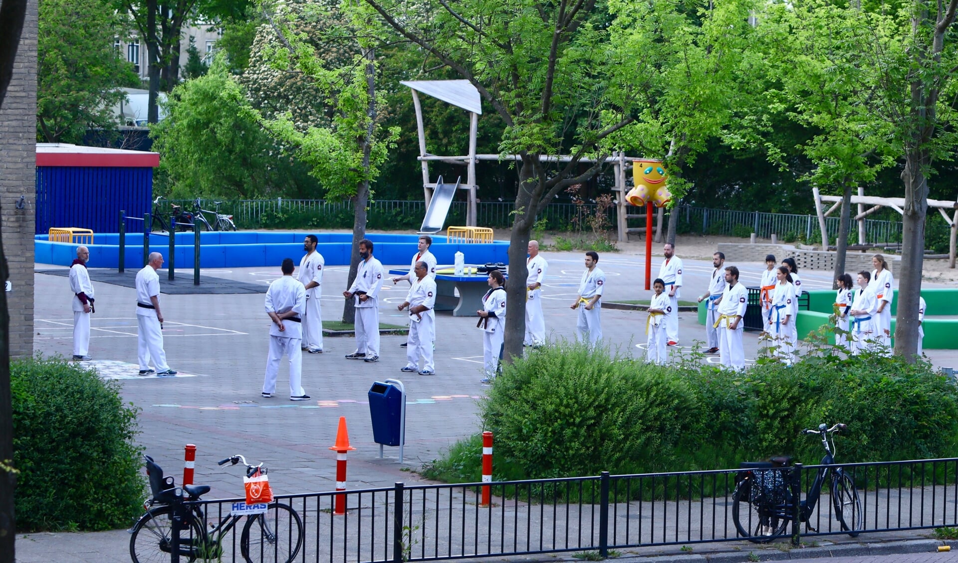 Training op het schoolplein (Foto: Koos Bommelé)