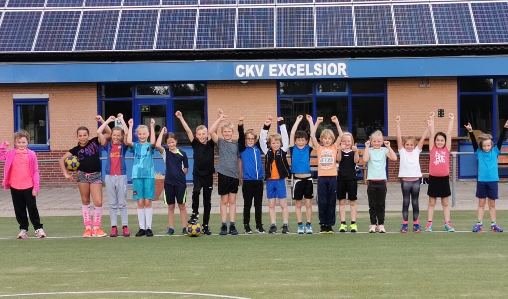 De kinderen van C.K.V. Excelsior stonden te springen om afgelopen donderdag weer te korfballen