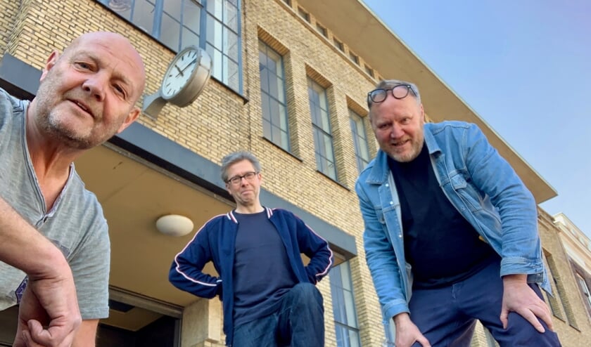Kunstenaars Joost Konings, Wim van Egmond en Rob van Es voor het Bacinol
