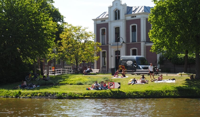 Ook in de binnenstad worden de schaarse groene plekjes opgezocht (Foto: Ben Kuipers)