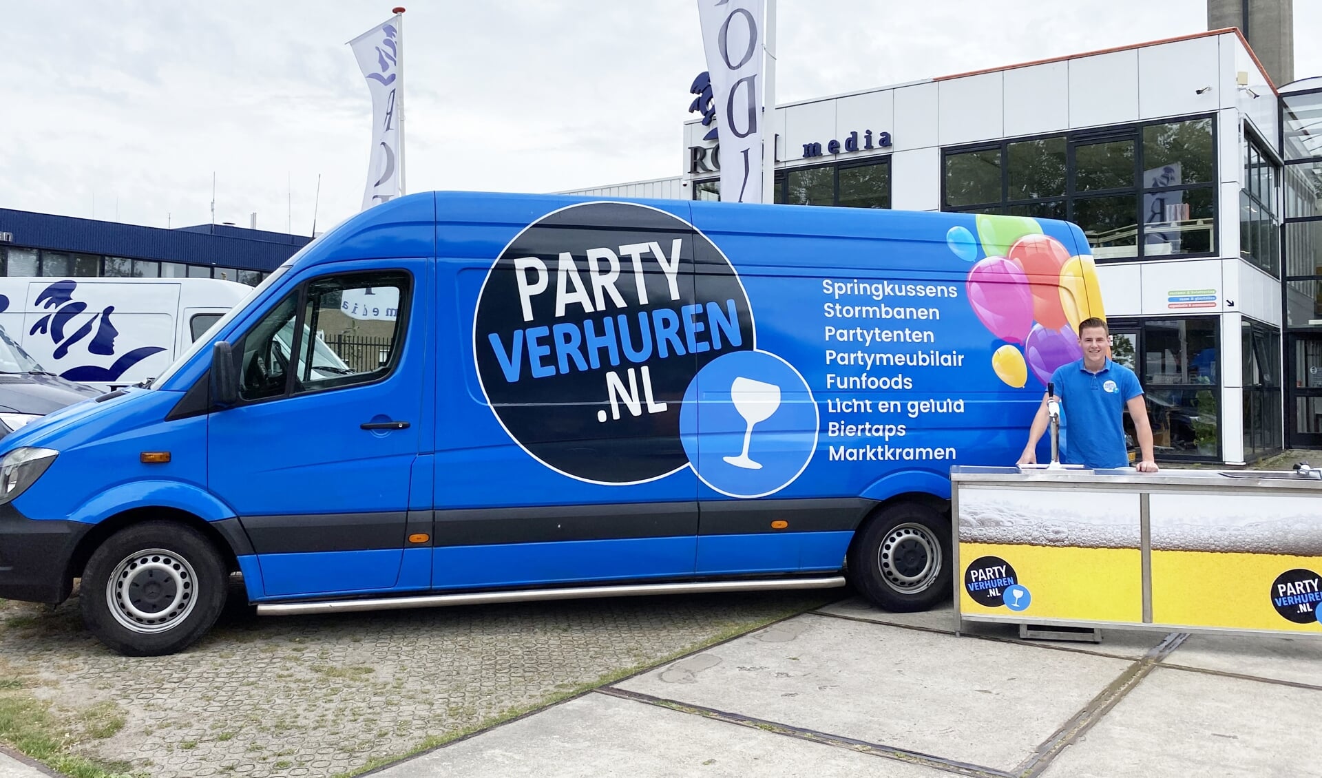 De bus van Partyverhuren.nl is een echte eyecatcher