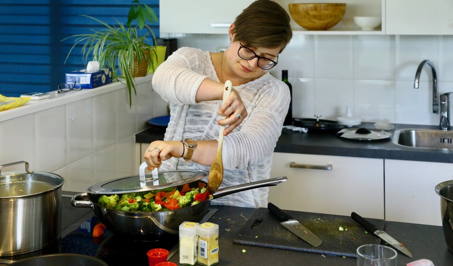 Anouschka haalt veel plezier uit koken (Foto: Koos Bommelé)