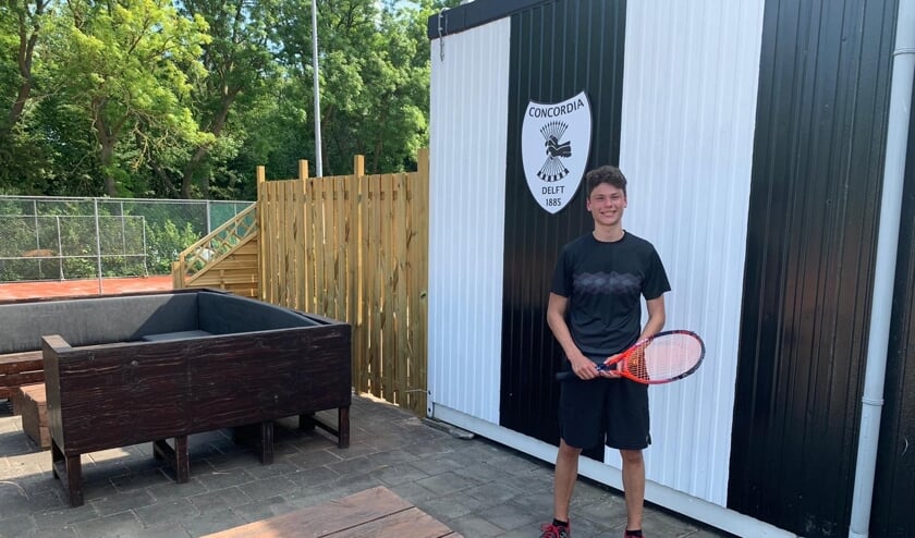 Arjan op het sportpark van Concordia, waar ook Tennisschool Delftsdubbel gevestigd is