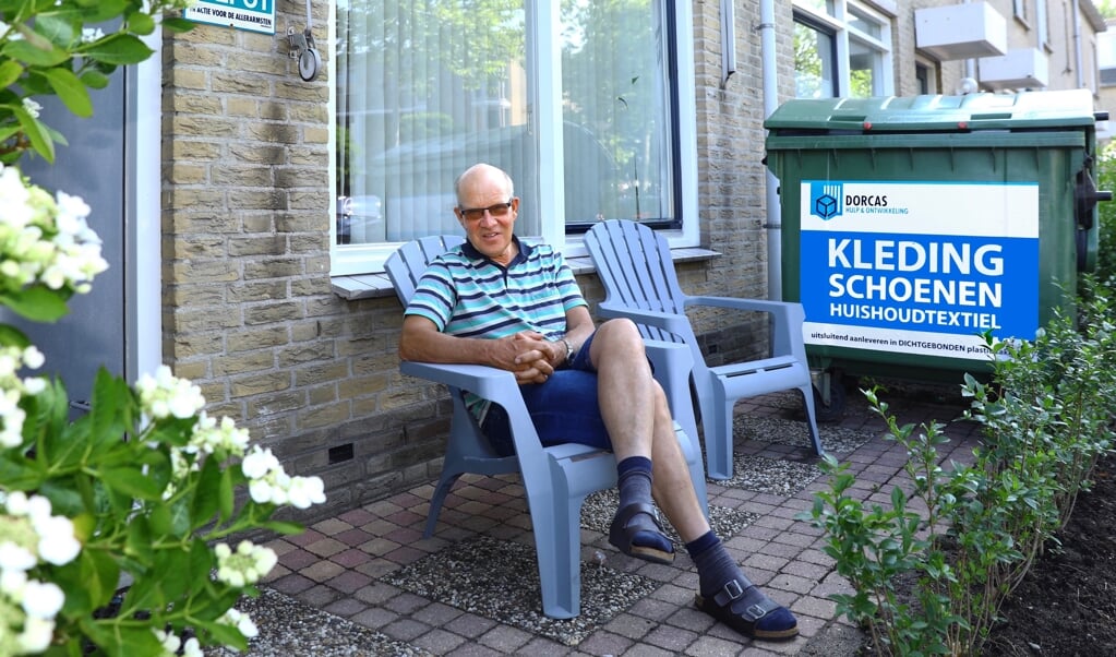 Wim van Dorp bij een van de kledingdepots (Foto: Koos Bommelé)