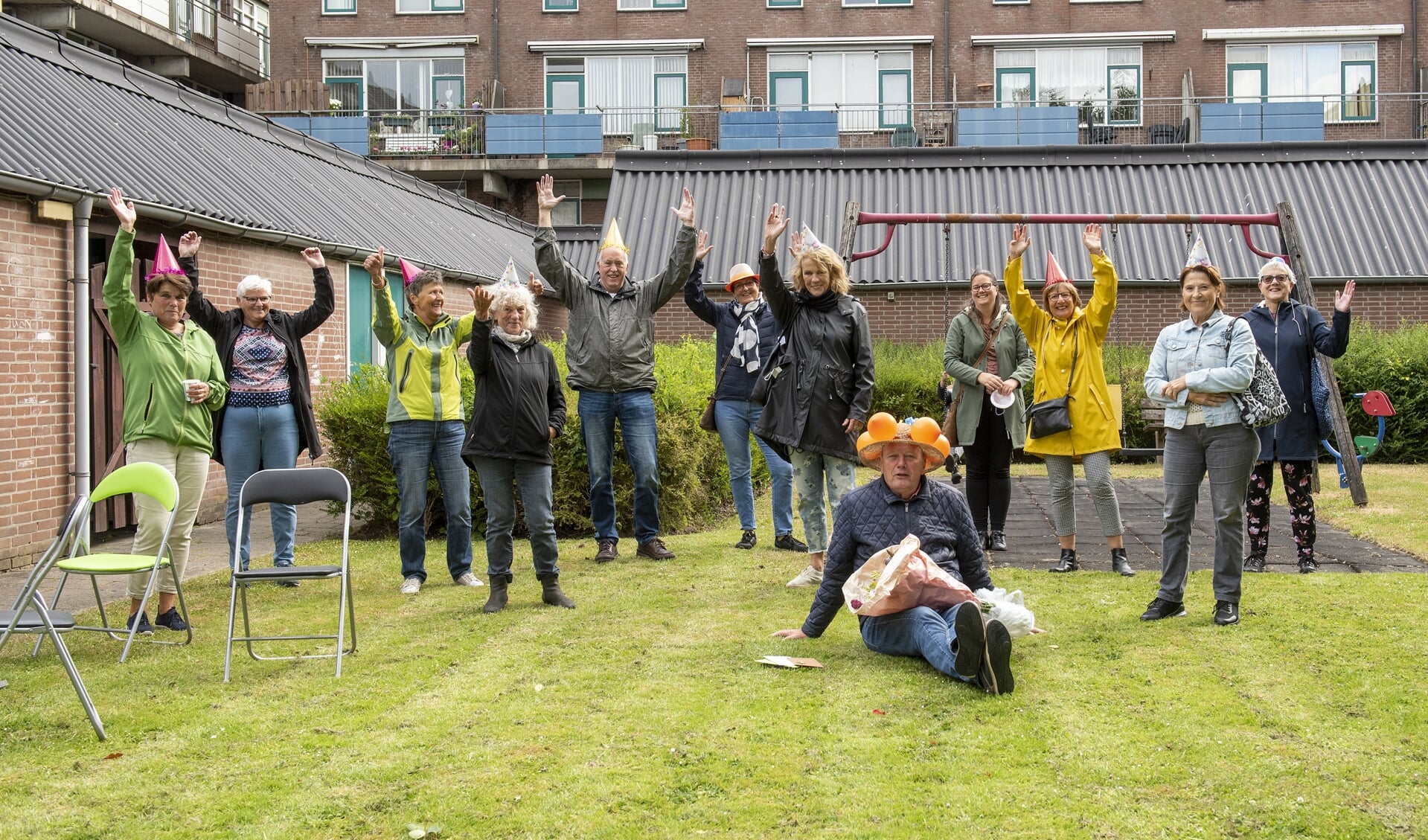 Guus Heemskerk (zittend) werd door de Loopgroep Margret verrast met een aubade. (Foto: Roel van Dorsten)