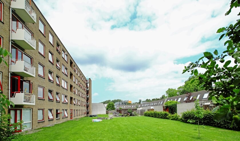 De studentenflat staat middenin de woonwijk. (Foto: Koos Bommelé)