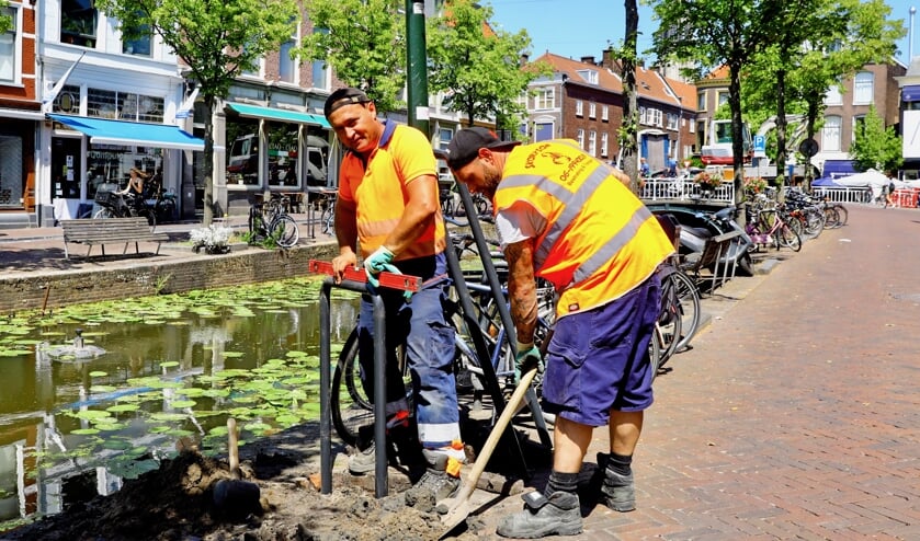 Over het plaatsen van fietsnietjes langs de Delftse grachten zijn de meningen verdeeld (Foto: Koos Bommelé)